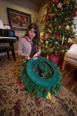 Village Lighting Deluxe Door Saver For Christmas Wreaths V-11101-DLX -Christmas Decorations Shop apikfg2wt 68122.1646091887